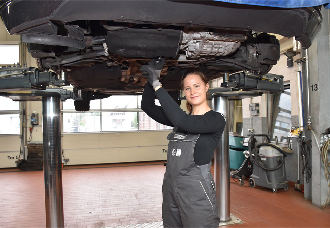 Spaß am Schrauben: Laura Neu beginnt beim Autohaus Ruhe eine Ausbildung zur KFZ-Mechatronikerin