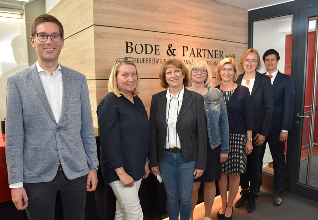 Natalie Oldenburger, Mechthild Sprehe und Lisa Flerlage feiern Jubiläum bei Bode & Partner