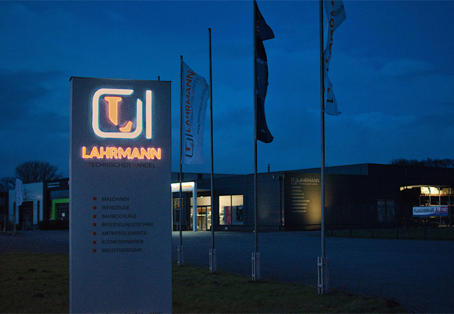 Neuer Werbepylon von dato media zieht bei Lahrmann GmbH die Blicke auf sich