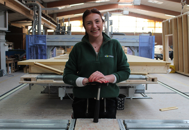 Einfach cool: Joyce Broich macht ihre Ausbildung zur Zimmerin bei Holzbau Brockhaus viel Freude