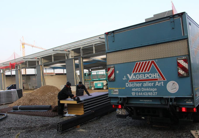 Neubau einer Bushalle: Dachdeckerei Vagelpohl auch für äußere Wandverkleidung zuständig