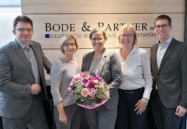 „Wiedersehen macht Freude“ wird bei Bode & Partner gelebt: Daniela Khostevan feiert Betriebsjubiläum zehn  Jahre nach Rückkehr