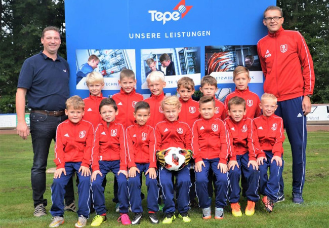 Firma Emil Tepe sponsert neue Trainingsanzüge für Fußballer der 2. F-Jugend des TV Dinklage