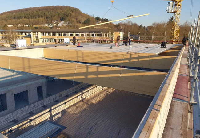 Holzbau Brockhaus schließt die Deckenkonstruktion am neuen Hallenbad Höxter in Rekordzeit ab