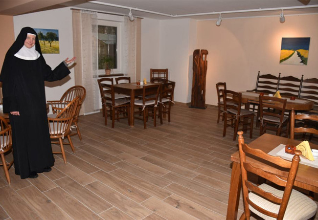 Erweiterte Kapazitäten: Neu gestalteter Nebenraum im Klostercafé ist ideal für Gruppen geeignet