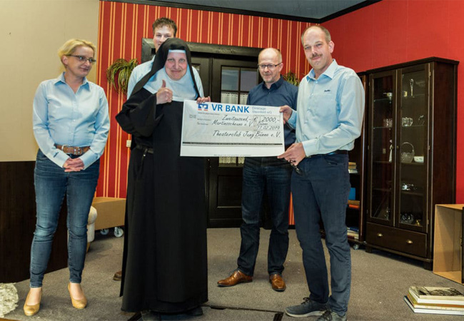Hilfe für Menschen in Not: Theaterclub Jung Bünne spendet 2000 Euro an den Verein Martinsscheune