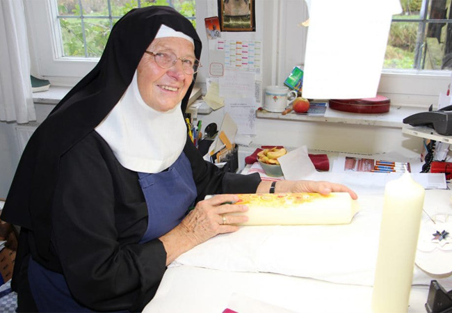Mit Kreativität, Geschick und Herzblut: Schwester Veronika gestaltet Kerzen auf Kloster Burg Dinklage