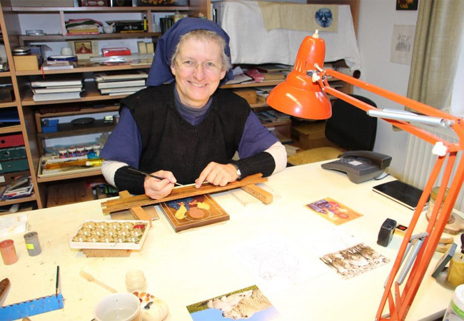 Mit Herzblut, Begeisterung und Freude: Schwester Antje malt Ikonen auf Kloster Burg Dinklage