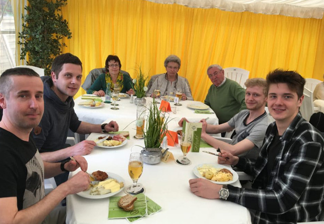 Küchenteam des Rheinischen Hofes besucht Spargelhof