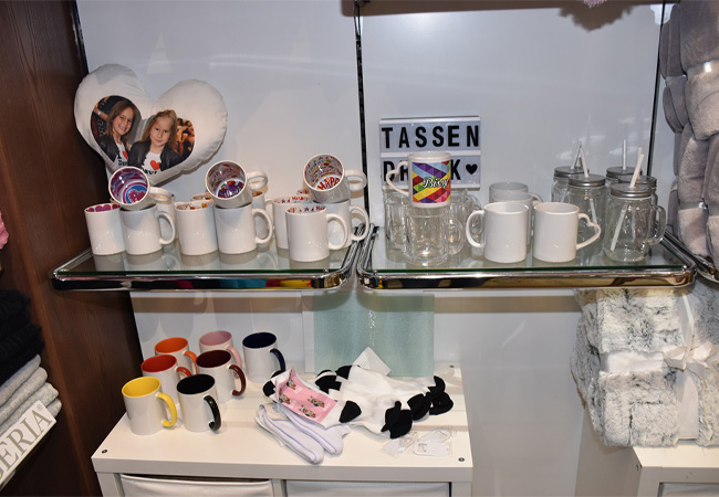 Tassen, Schärpen, Decken und Co.: Im Texxdealer Store gibt es zahlreiche Neuerungen zu entdecken