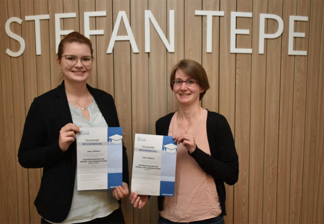 Julia Fangmann und Jana Garvels von der Kanzlei Stefan Tepe absolvieren Schulung in Hamburg