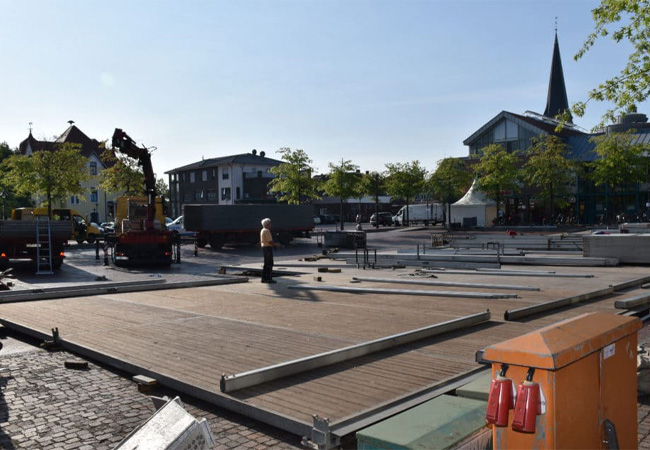 Aufbau des Eventzeltes auf dem Rathausplatz läuft