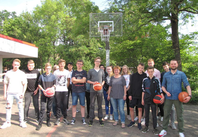Schülerfirma „D-Town“ spendiert neue Basketballkörbe