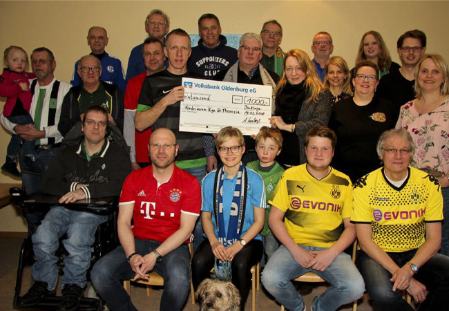 1000 Euro für den Förderverein St. Theresia: Dinklager Fanclubinitiative übergibt Erlös des Fanclubkohlessens