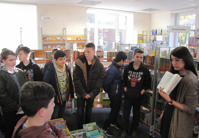 Sechstklässler besuchen Bücherei „St. Catharina“: „Bei uns gibt es Bücher zum Anfassen!“