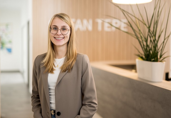 Marie Tellmann erhält spannende Einblicke in die Welt der Steuern bei ihrer Ausbildung in der Kanzlei Stefan Tepe