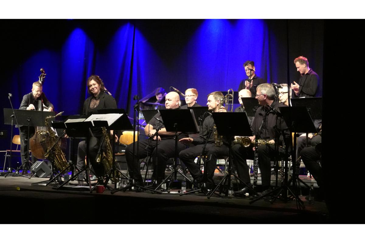 Bilder vom Konzert von Big-Band DijaCo und Sängerin Bonita