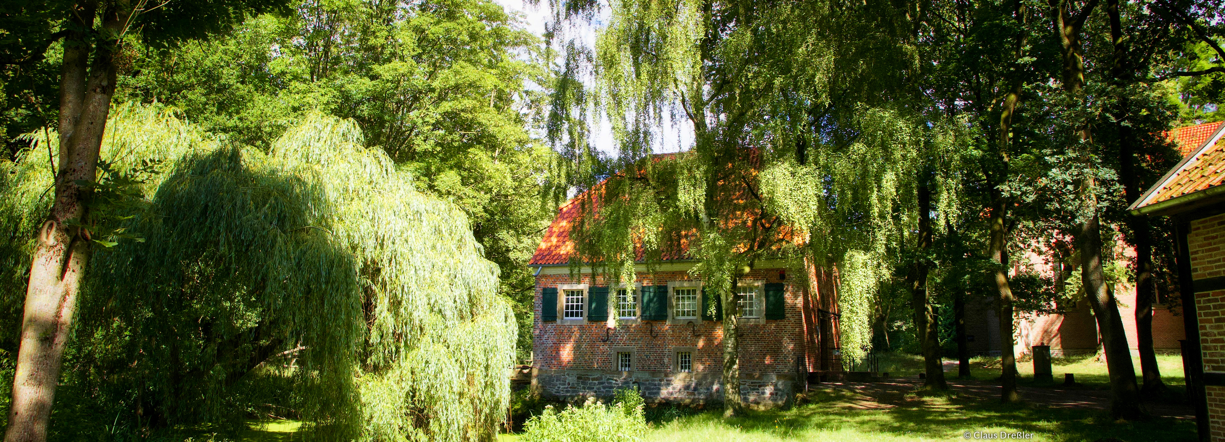 Ein historisches Haus im Grünen