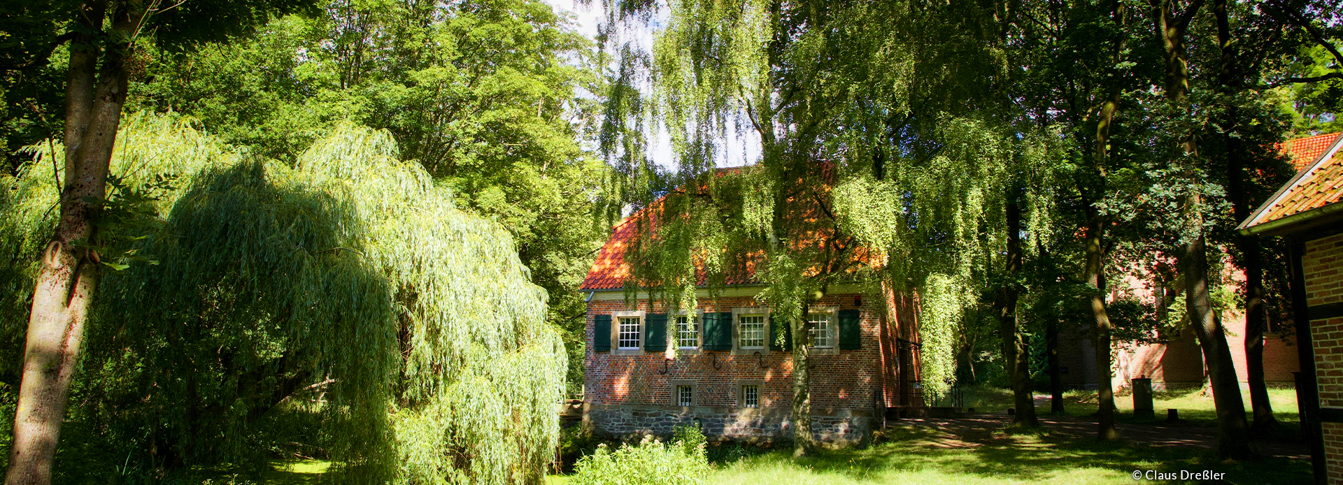Ein historisches Haus im Grünen